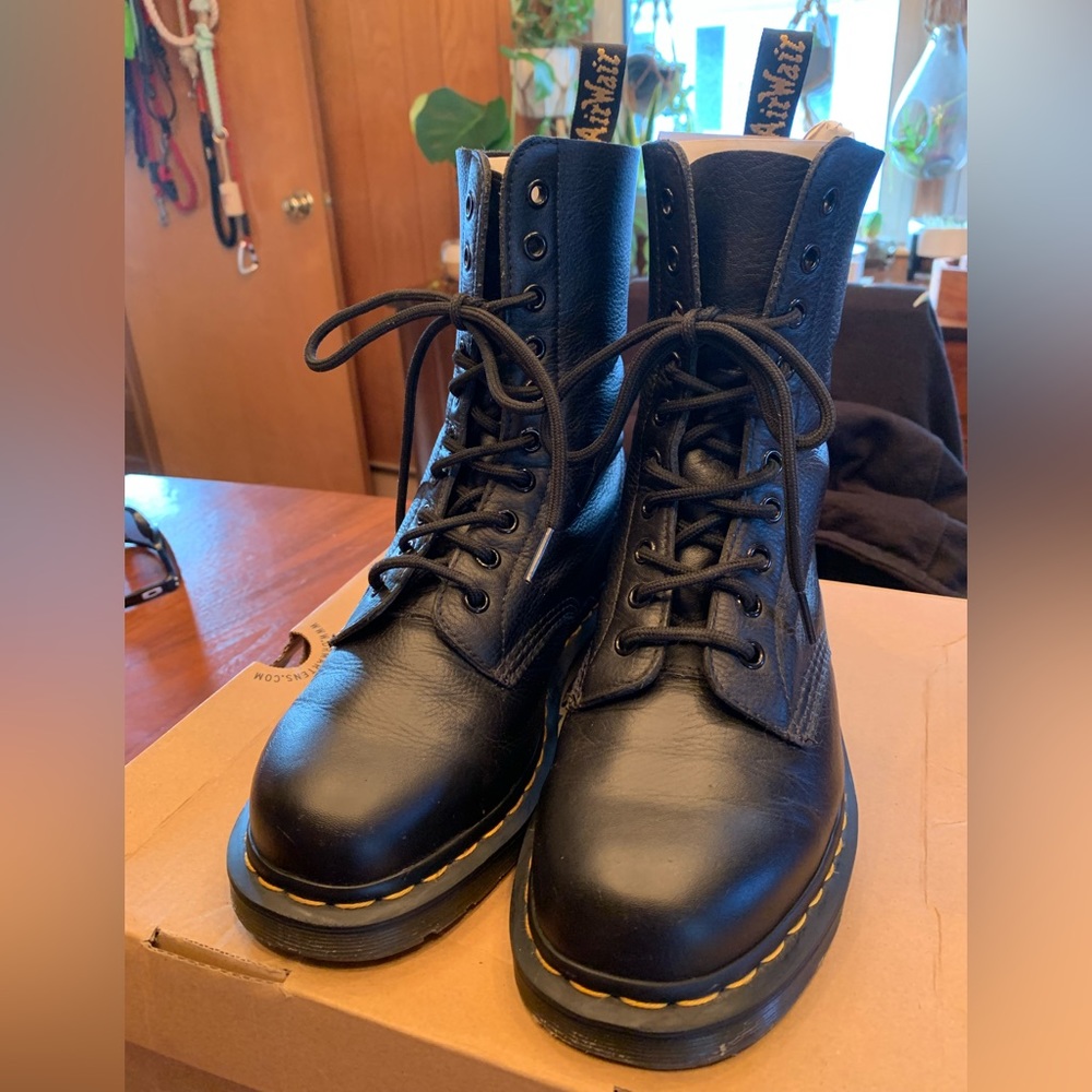 Dr. Martens 1490 Virginia Leather Boots